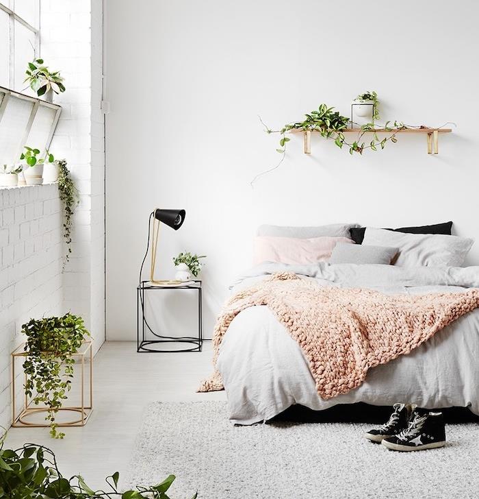 ideja za okrasitev spalnice v rožnati in sivi barvi, siva preproga in posteljnina, roza karirane bele stene, zelene rastline