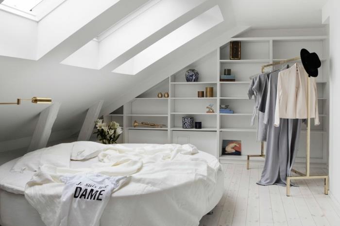skandinaviško miegamojo idėja po palėpės sieninėmis lentynomis su keliomis lovomis-saugykla-balta-apvalios formos-šviesiai tonuotos grindys