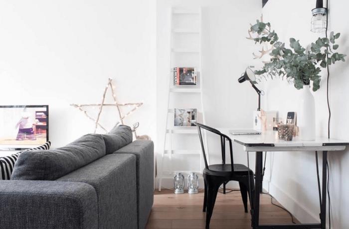beyaz İskandinav oturma odası fikri, gri kanepe, hafif parke, siyah metal sandalyeli beyaz masa, beyaz merdiven dergi deposu