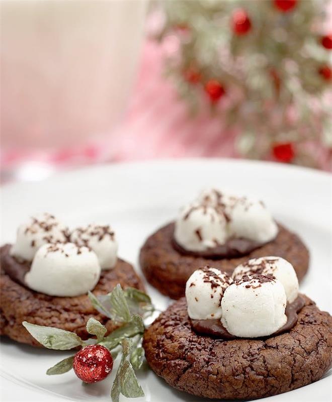 mehki božični piškot z dvojnim čokoladnim piškotom s čokoladnim prelivom in na vrhu marshmallow marshmallow