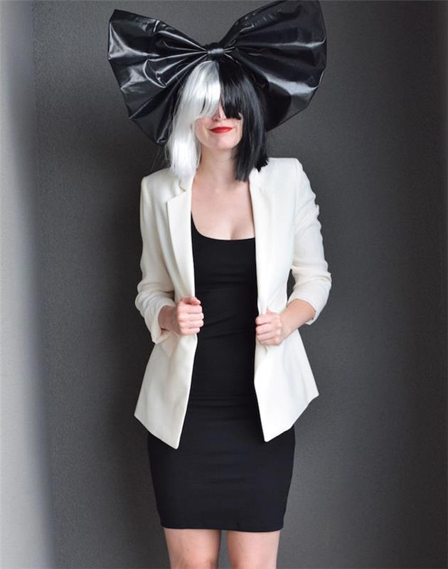 originali moters kostiumo idėja, dainininkė sia, juoda suknelė, balta striukė, juodai baltas perukas ir didelė juostelė