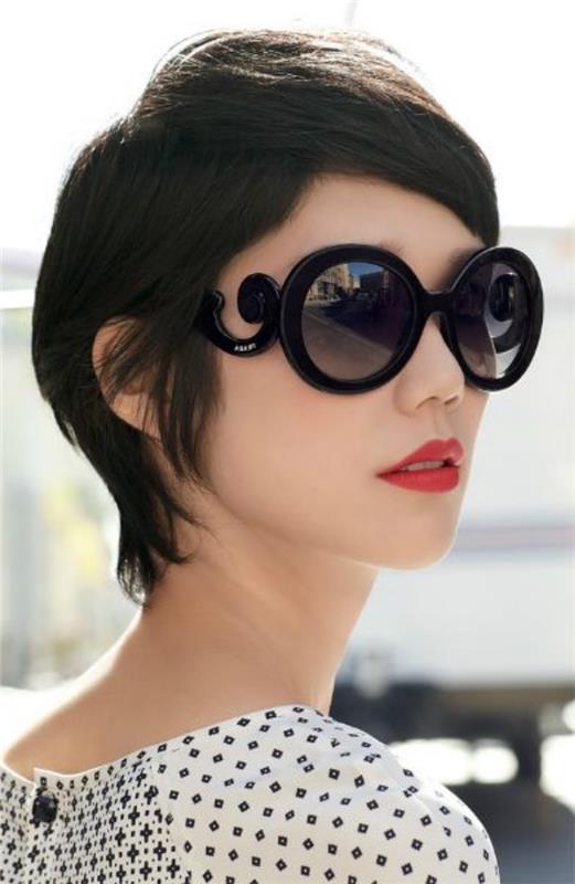 asimetrik kadın kısa saç kesimi fikri, peri saç modeli, yuvarlak güneş gözlüğü