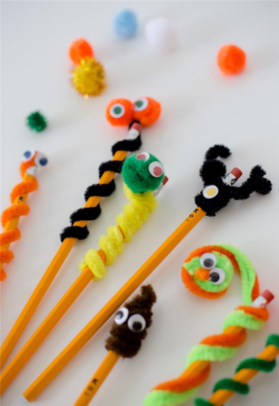 renkli boru temizleyici ve mobil syeux anaokulu manuel aktivitesinde küçük yaratıkların kişiselleştirilmiş kalemleri fikri okul öncesi döneme dönüş