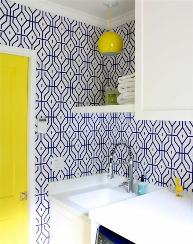 mutfakta mavi ve sarı dekor, mavi geometrik desenli beyaz duvar kağıdı giymiş duvar, sarı kapı, beyaz mutfak cephesi