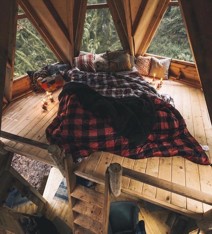 kaimiškas miegamojo išdėstymas, kalnų namelio dekoras, palėpės lova, po stogu, medinis namas su mediniu rėmu, jauki čiužinio lova