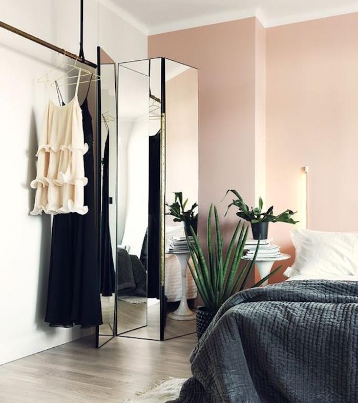 ideja za dekoracijo ženske spalnice za odrasle, bele in roza stene, sivo -belo posteljnina, siv parket, zrcalni zaslon