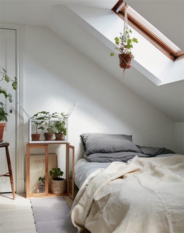 eğimli yatak odası dekorasyonu, beyaz ve gri nevresimler, gri halı, hafif parke, yeşil bitkilerin dekorasyonu, İskandinav ilhamı