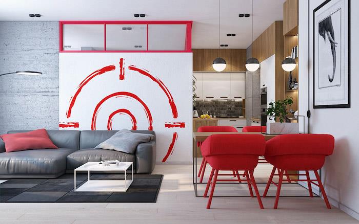 kırmızı ile hangi renk gider, mutfak fikri yarı açık yemek odası, oturma odası, kırmızı sandalyeler ve ahşap masa, oturma odası kanepe ve gri halı, beyaz sehpa, çıkarılabilir bölme oda ayrımı