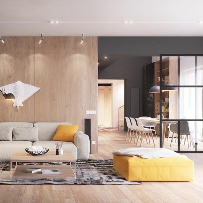 gyvenamojo kambario dekoro idėja, medinės sienų dailylentės, geltona osmanų danga, šiuolaikiška sofa, pusryčių kambarys
