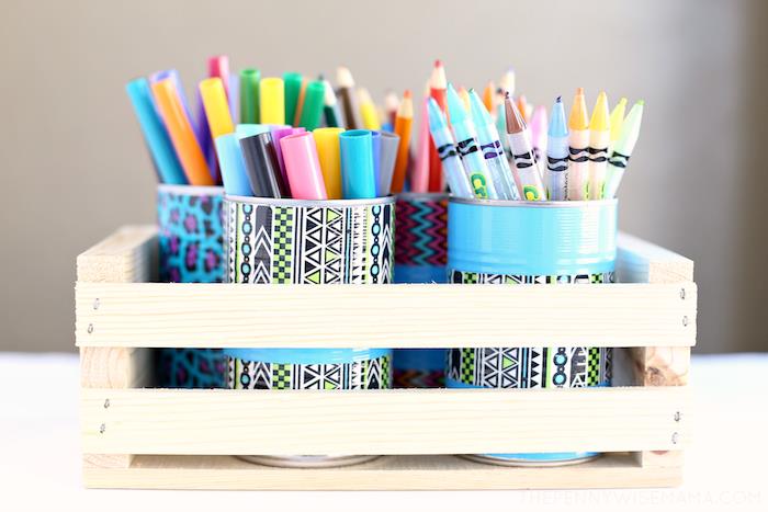 dekorasyon fikri geri dönüşümlü teneke kutu boya ve washi bantla süslenmiş diy kalem kabına dönüştürülebilir desenlerle renklendirilmiş el etkinlikleri çocuklar