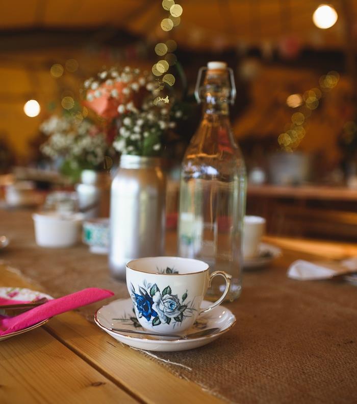 rustikalna ideja za poročni dekor, tekač za mizo iz mešanice, namizni pribor za čaj Shabby chic, stekleni kozarec, prebarvan v srebro in preoblikovan v vazo, preprost šopek