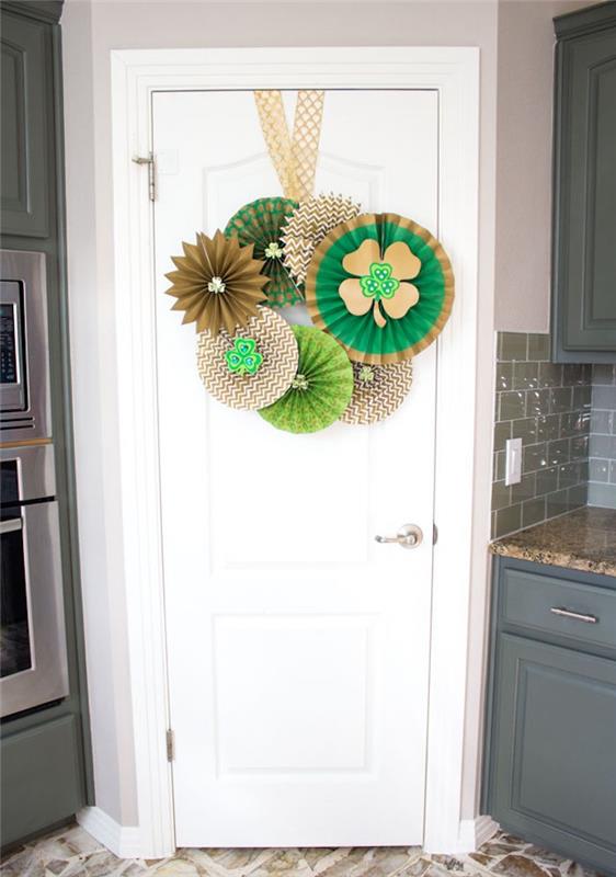 kahverengi ve yeşil, modern gri ve beyaz mutfakta aziz patrick günü için kapı dekorasyonu