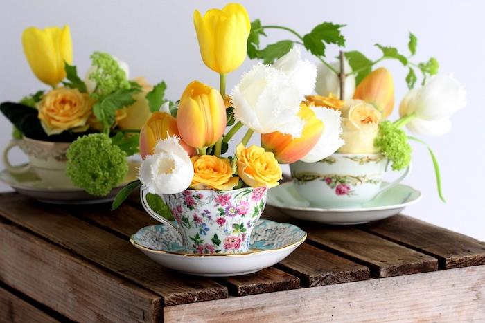 İçinde bahar çiçekleri olan çiçek desenleri ile süslenmiş eski püskü şık stil çay fincanları, çiçekli orta kısım dekor