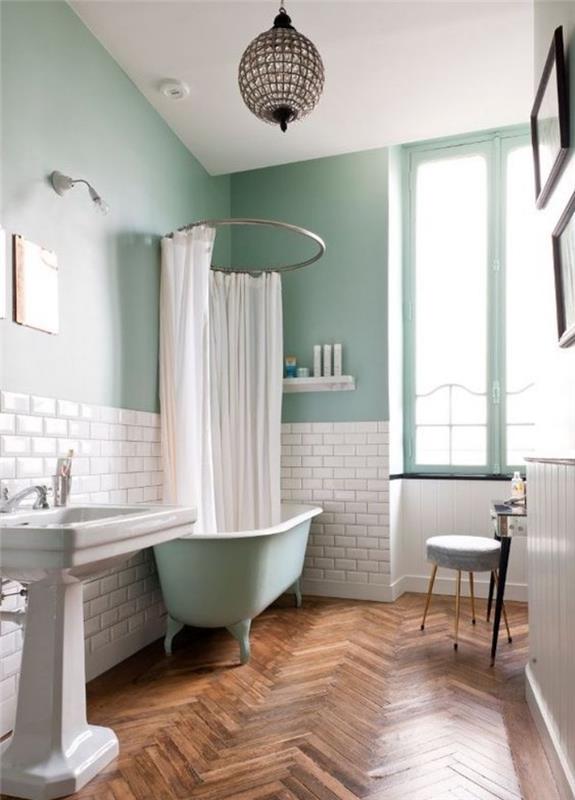 mėtų žalia vonios kambario dekoravimo idėja, jūros žalia siena ir vonia, rudas parketas, baltos plytelės ir konsolės kriauklė