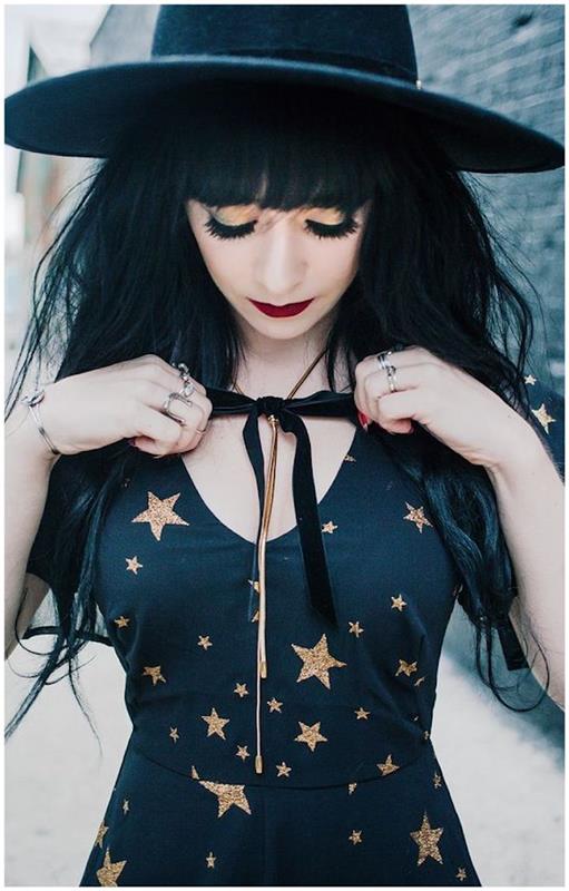 naminio Helovino užmaskavimo pavyzdys, juoda suknelė su auksinėmis žvaigždėmis, juoda skrybėlė su plačiais kraštais, šviesiai atspalvis, vermeil lūpų dažai