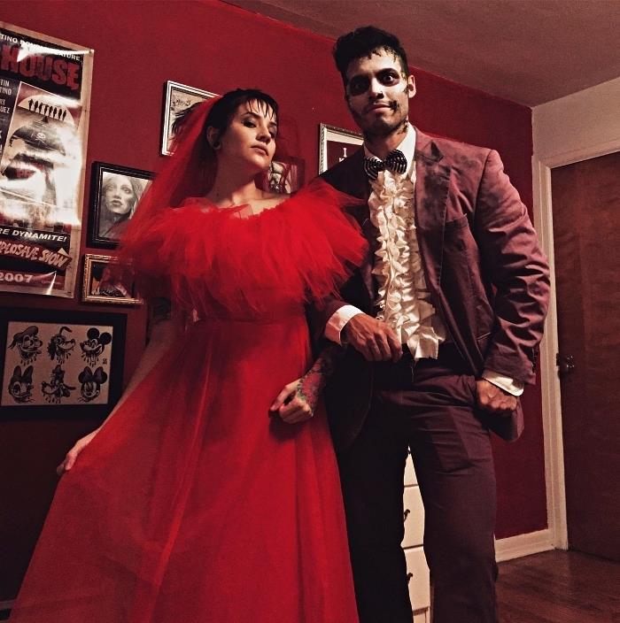 poros kostiumas Helovinui, lydia deetz su raudona vestuvine suknele ir vabalų sultys retro 80 -ųjų kostiumu
