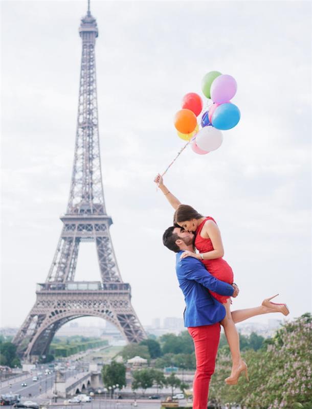 romantična poroka pred vznožjem Eifflovega stolpa, čudovit razgled, par moški in ženska z baloni