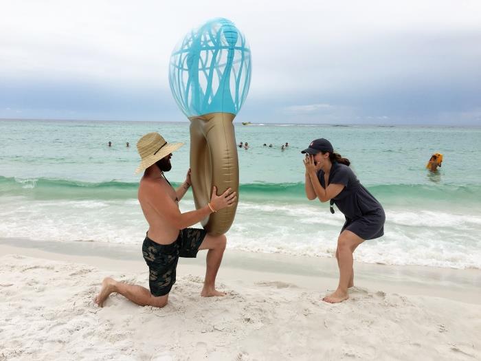 ideja o nenavadni poroki, balon v obliki prstana, ženske in moškega na plaži