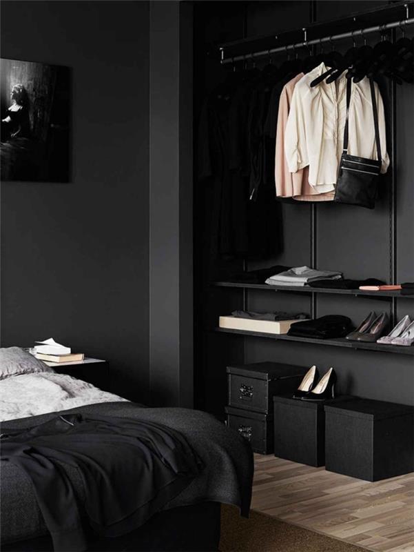 yatak odası ile aynı siyah renge boyanmış açık bir gardıroba dönüştürülen bir duvar nişi