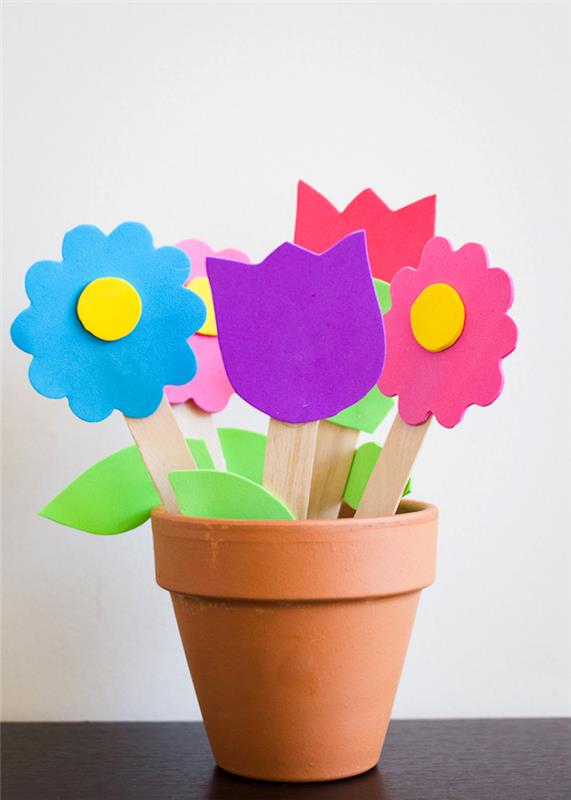 idėja apie gėlių putų gėles ant pagaliuko gėlių vazonėlyje dovanų močiutės pavyzdys pasigaminti patiems