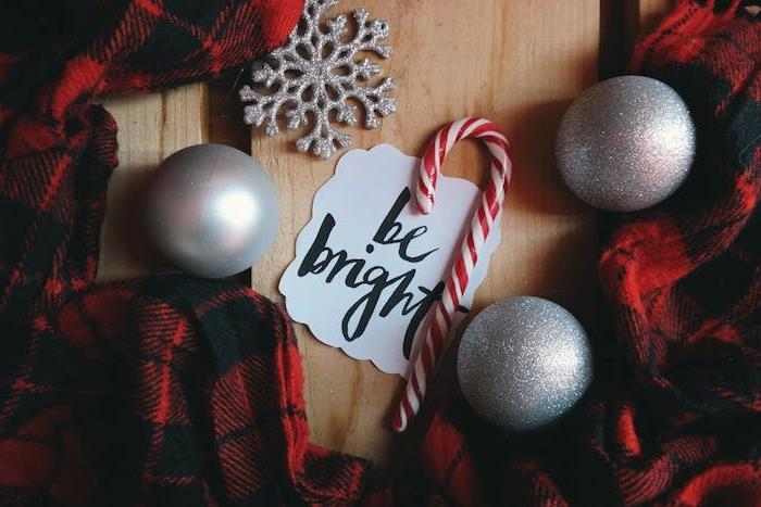 Kalėdų hd tapetų idėja, juodos ir raudonos spalvos kvadratinis dangtelis, pilki Kalėdų rutuliai, saldainių cukranendrės, sidabrinė dekoratyvinė sniego kolba