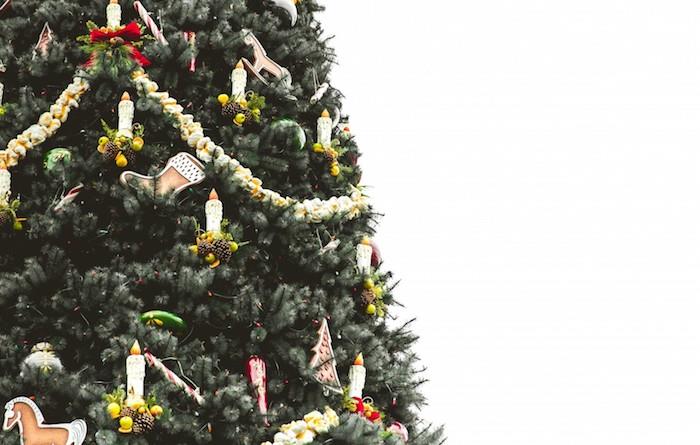 nemokami Kalėdų vaizdai, natūrali eglutė, papuošta įvairiausiais papuošalais, dirbtinės žvakės, girliandos, mažos paprastos dekoracijos