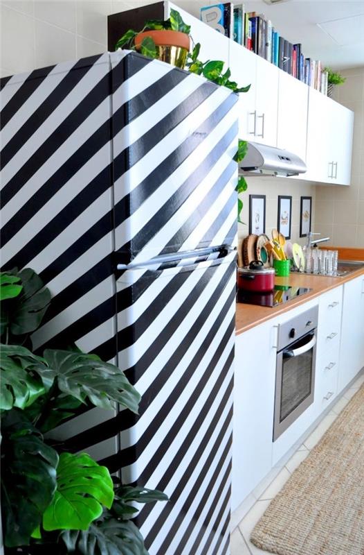 nestandartinio šaldytuvo su skalbimo juostos juostelėmis idėja. balta virtuvė su mediniu stalviršiu ir smėlio spalvos plytelėmis