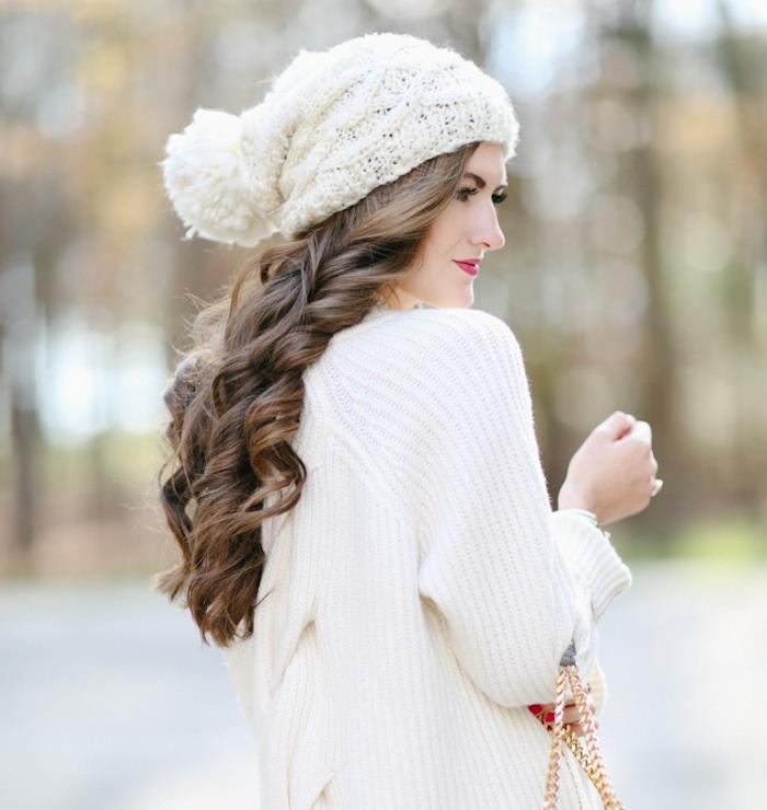 enostavna božična pričeska, dolgi valoviti lasje, beli klobuk in bela jopica, zimski ženski videz, snežna bučka
