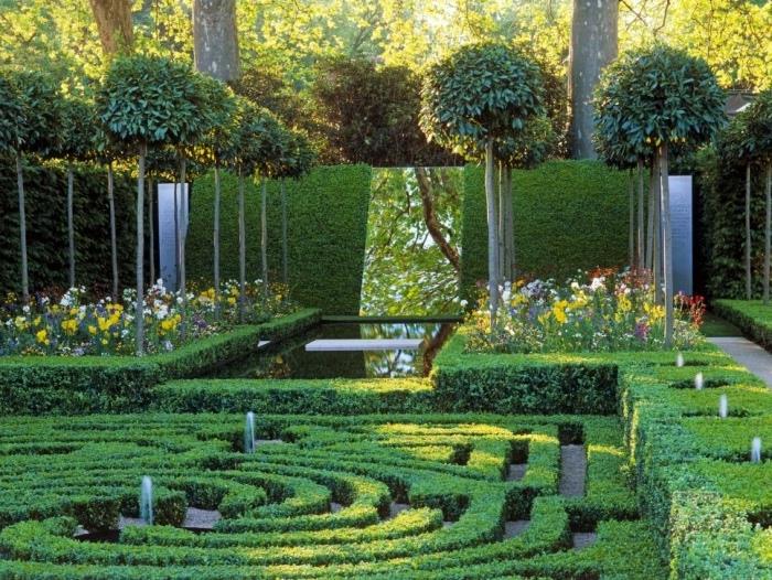 projektas, skirtas jūsų sodui sukurti, buksmedis kaip natūralus atskyrimas, vandens veidrodis, labirintas, vandens srovės, keli genėti medžiai, gėlių lovos