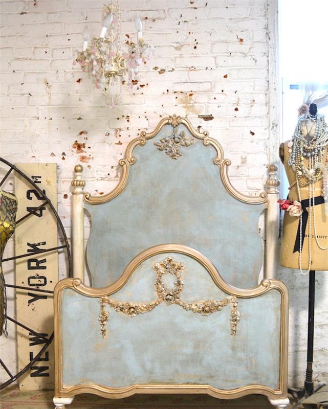 baroko lovos idėja, patinuoti baldai, pastelinė mėlyna spalva su rudu pagrindu, aukso spalvos lipdinių apdaila, balinta plytų siena, apleistas prašmatnus deko