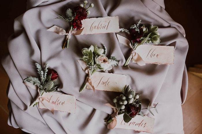 izvirna oznaka mesta, majhni šopki rož, okrašeni s trakom in imenom gosta, poceni poročni dekor