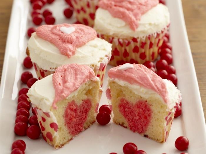 kremalı kremalı kolay ve hızlı vanilyalı kek tarifi, ortasında kalp sürprizi olan romantik pasta fikri