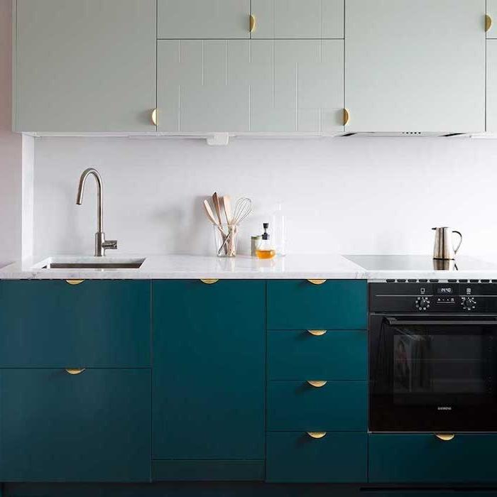 mėlynos spalvos, naftos spalvos, kad būtų galima perdažyti modernios virtuvės fasadą, viršutinės spintelės perdažytos šviesiai mėtų žalia, balta stalviršiu