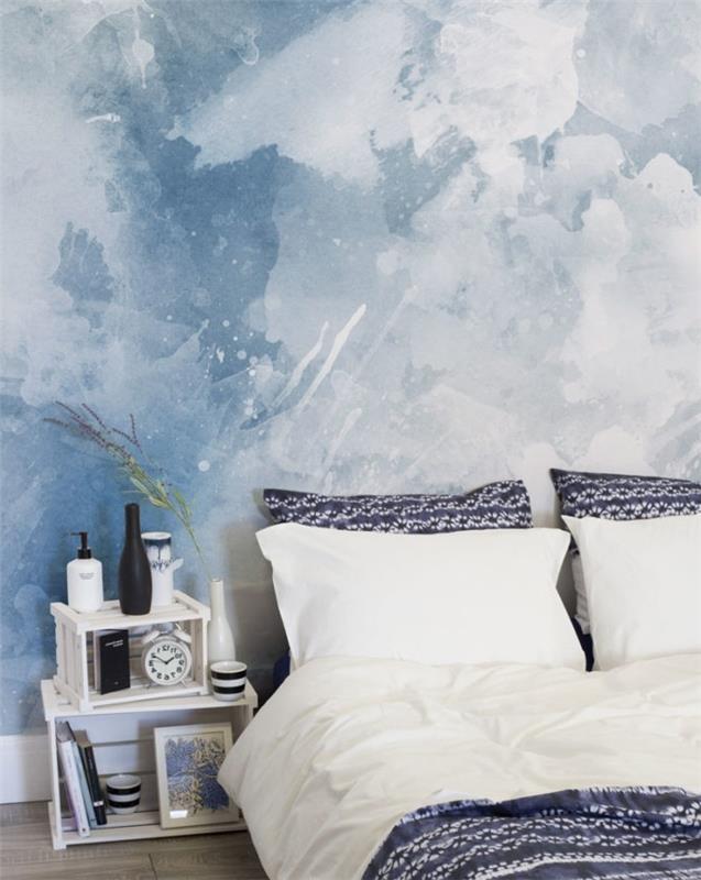 mermer efektli yetişkin yatak odası duvar kağıdı, mavi t beyaz renk, beyaz ve lacivert çarşaf, beyaz ahşap kasalarda komodin