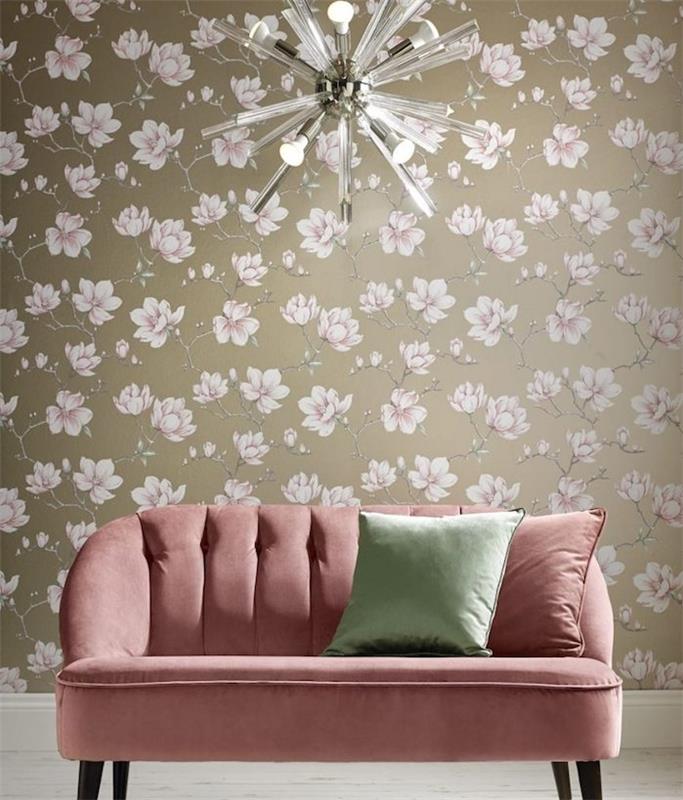 taupe vzorec ozadja z rožnatimi cvetovi, pastelno roza rdeč kavč, zelena blazina, svetel parket, eleganten lestenec