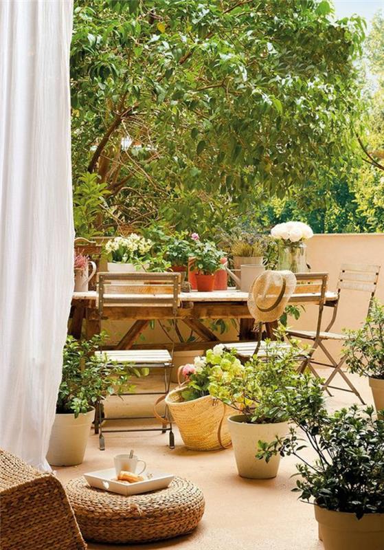 Akdeniz ruhunda katlanır mobilyalı bahçe düzeni örneği