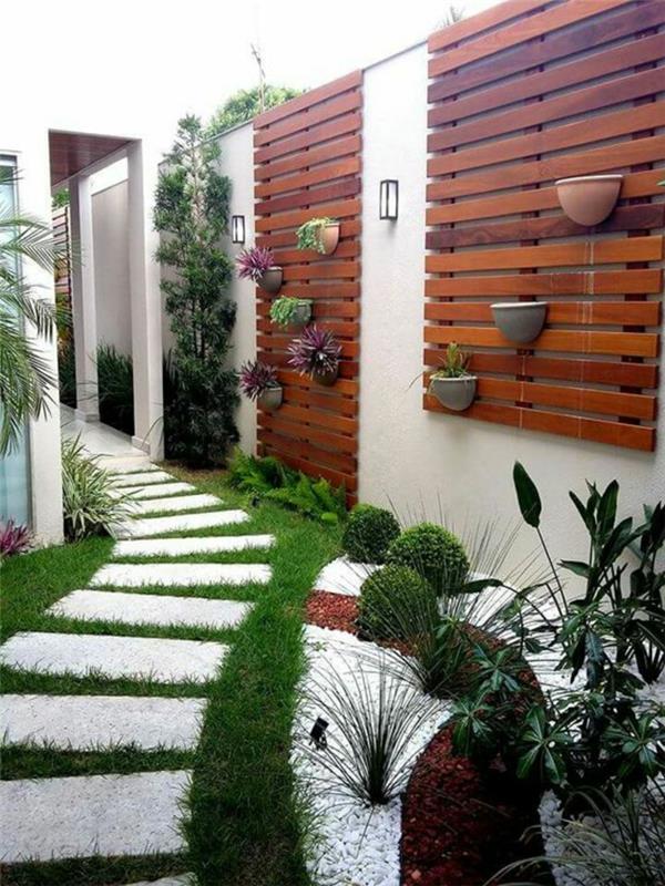 açık ve koyu ahşap taklit PVC yüzeylerle kaplı duvarlarda bitkiler ile dış tasarım fikri