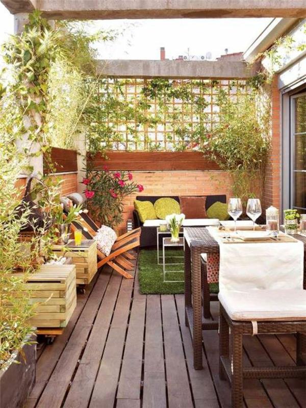 sentetik rattan mobilyalar ve sürünen yeşil bitkilerle pergola ile küçük bir bahçe düzenleyin