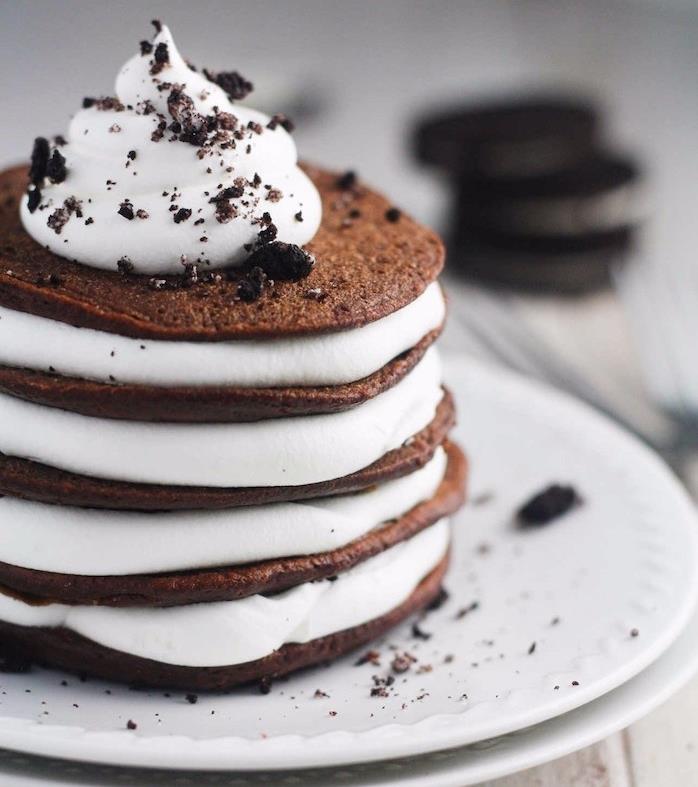 Oreo gözleme yapmak için taze krema ve oreo kurabiyeleri ile basit kakao ve kepekli unlu gözleme orijinal fikri