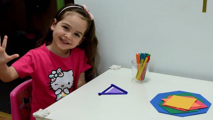 montessori yöntemi renkleri ve şekilleri ayırt etmeyi öğrenir, dondurma çubukları ve renkli kağıtlarla ilişkilendirme oyunu