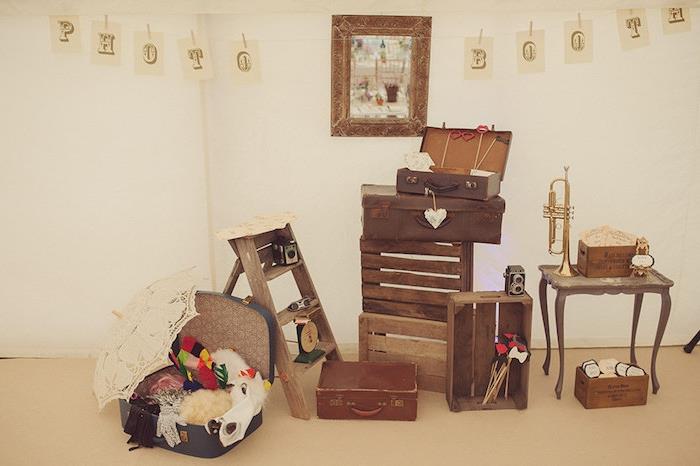 vintage poročni deco, leseni zaboji, starinski kovčki, lestve, vintage miza, fotoaparat in retro trobenta