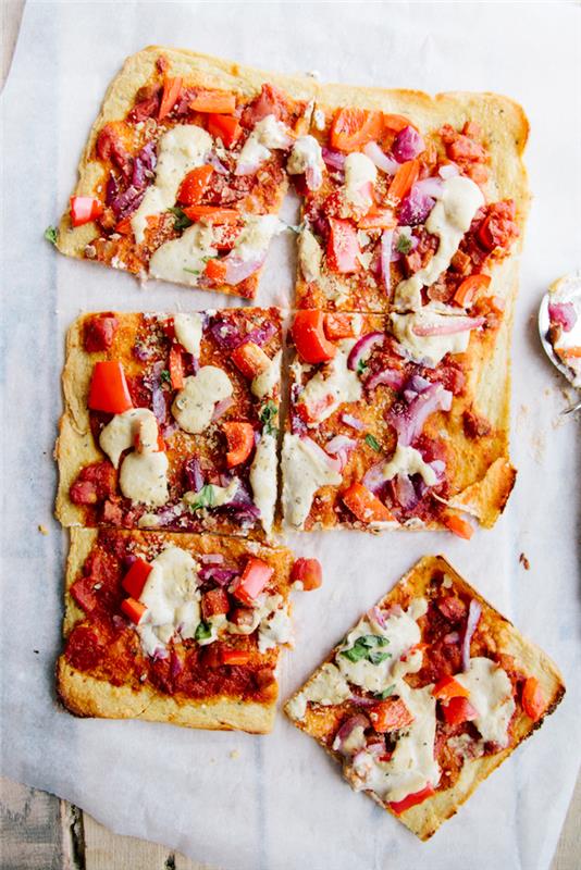 mevsim sebzeleri ve vegan peynirli vejetaryen pizza, kolay İtalyan vegan tarifi fikri