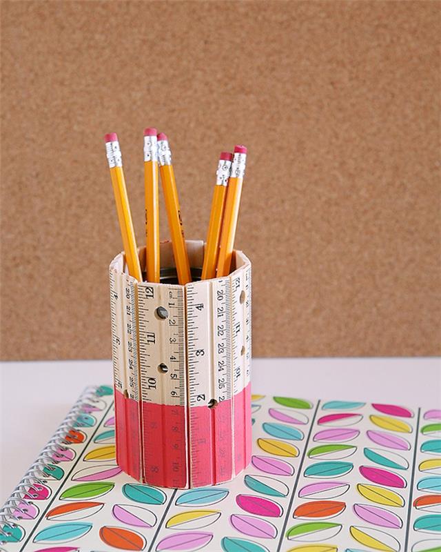 Bir teneke kutuda DIY kalem kavanoz fikri, kurallarla dekore edilmiş manuel aktivite 10 12 yaşında