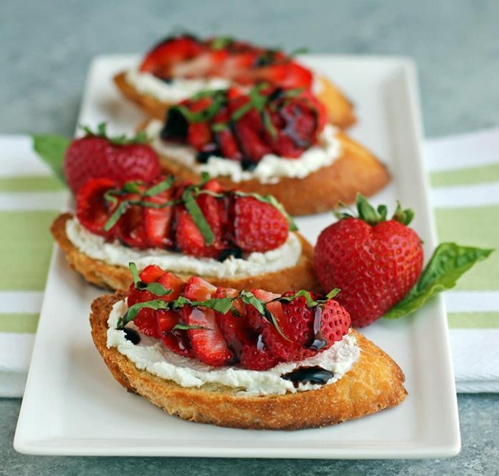 sūrus ir saldus bruschetta receptas su skrudinta batono duona su rikotos sūriu arba riebia grietinėle, braškėmis, baziliku ir balzamiko sumažinimu