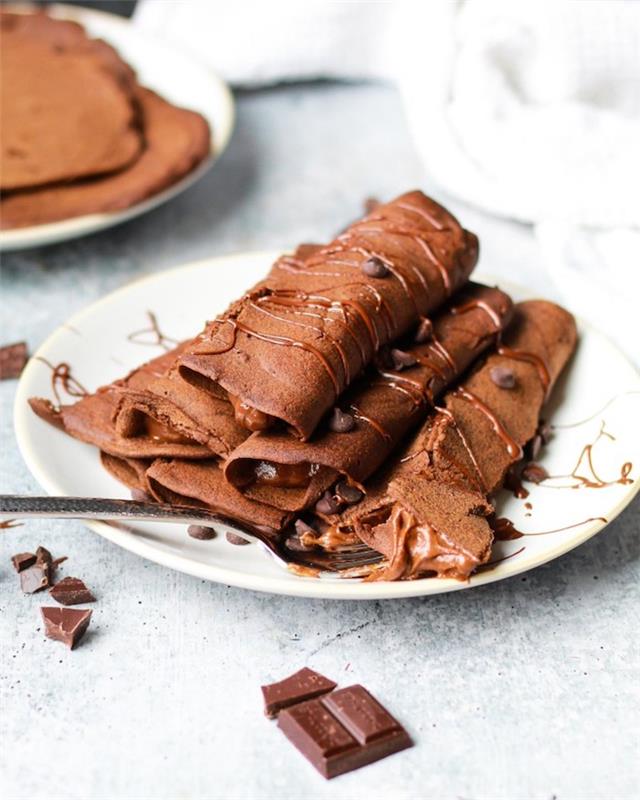 3 kişilik krep tarifi, kakaolu krep hamurlu duble çikolatalı krep fikri, nutella dolgusu ve karamel ve çikolatalı tepesi