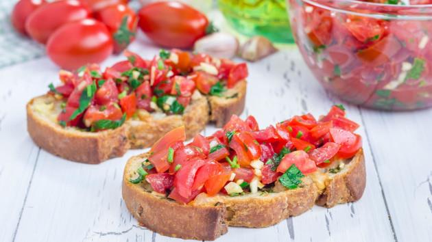 ideja, kako narediti bruschetto z zdrobljenim paradižnikom, česnom in zelišči, preprost recept za tapas