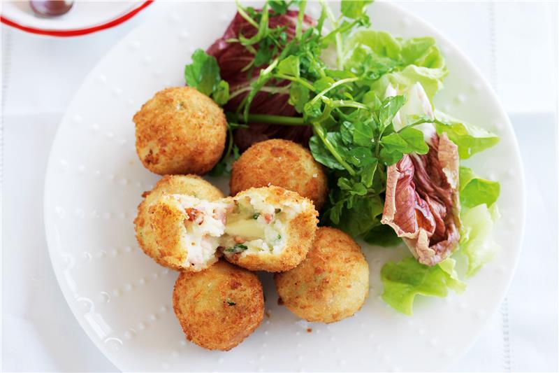 tapas recept za krokete iz šunke in sira, croquetas con jamón in zeleno solato, preprosta ideja za aperitiv