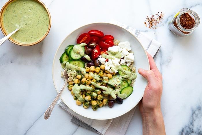 nohut, peynir, çeri domates, salatalık, zeytin ile protein salatası tarifi, akşam için kolay tarif