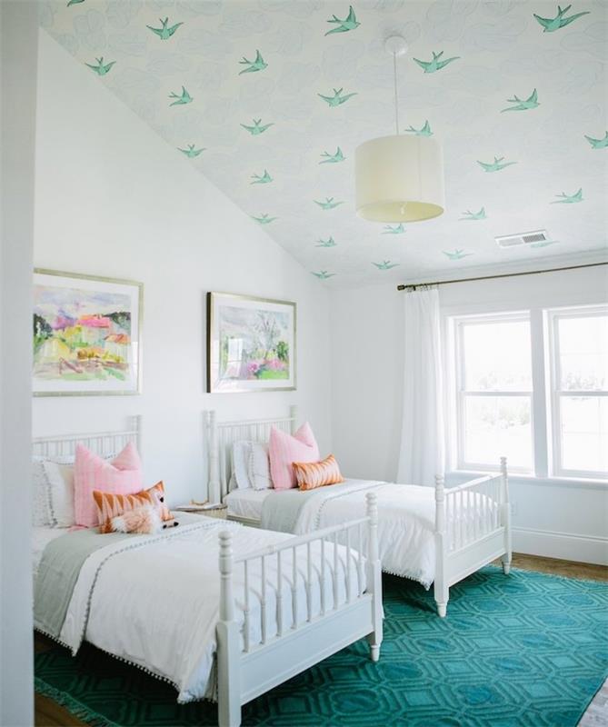 tavanda duvar halısı fikri, mavi ve beyaz arka planda yeşil kuşlar, beyaz yataklar, zümrüt yeşili halı, duvar dekorasyonu olarak renkli resim çerçevesi