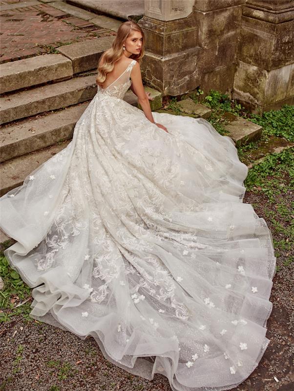 princesės ilga vestuvinė suknelė su ilgu gėlių raštų traukiniu, siuvinėtomis baltomis gėlėmis ir skaidriu viršumi